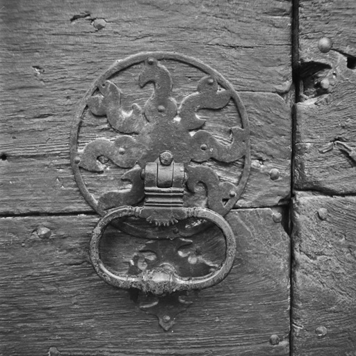 Chef-lieu. Parcelle 103. Le marteau de la porte de la court.