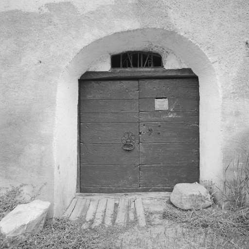 Chef-lieu. Parcelle 103. La porte de la court.