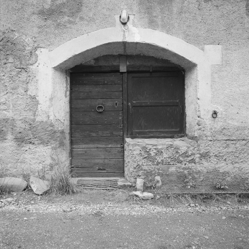 La Salle. Parcelle 113. La porte de la "court". ; Chef-lieu. Parcelle 113. Porte de la court.