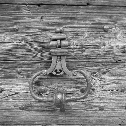 Chef-lieu. Parcelle 202. Marteau de porte de la court.