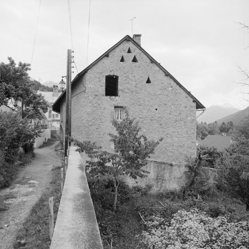 Chef-lieu. Parcelle 110. Pignon ouest. La grange est ventilée par des jours triangulaires.