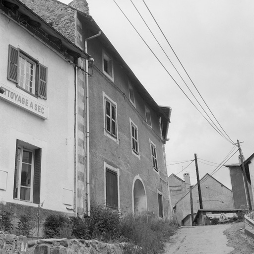 Villeneuve. Parcelle 177. Façade sud. Cette maison à deux étages donnant sur la route de Grenoble à Briançon a une façade ordonnancée peinte d'un faux appareil.