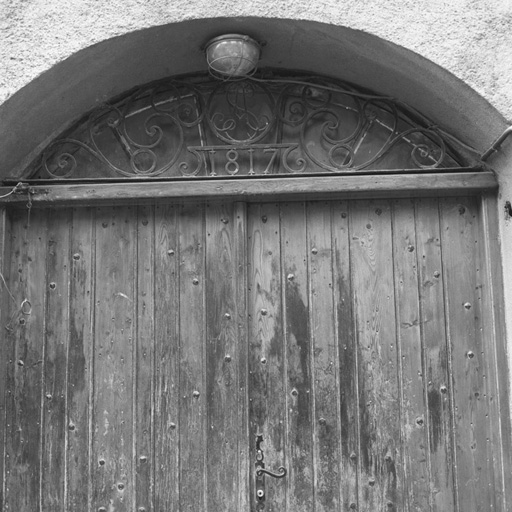 Villeneuve. Parcelle 231. L'imposte de la porte de la court.