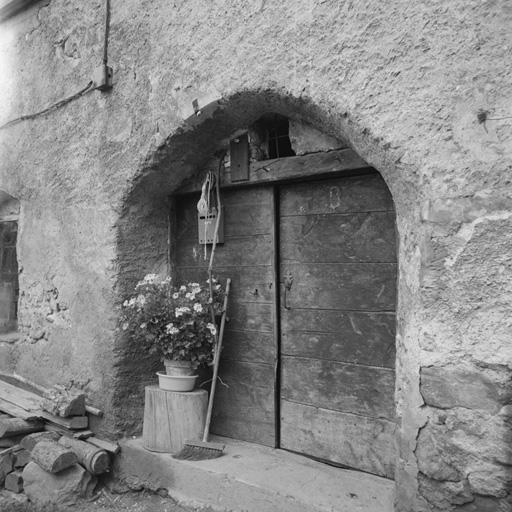 Chef-lieu. La Rua et les Faures. Porte de la court.