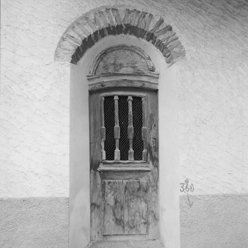 Quartier de la Portête : chapelle de l'Ange-Gardien. La porte d'entrée. ; Saint-Chaffrey, quartier de la Portête. Chapelle de l'Ange Gardien. La porte d'entrée.