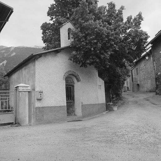 Quartier de la Portête : chapelle de l'Ange-Gardien. Vue générale de la façade, au sud. ; Saint-Chaffrey, quartier de la Portête. Chapelle de l'Ange Gardien. Vue générale de la façade, au sud.