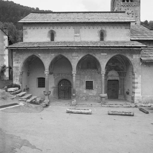 Façade sud, le porche.