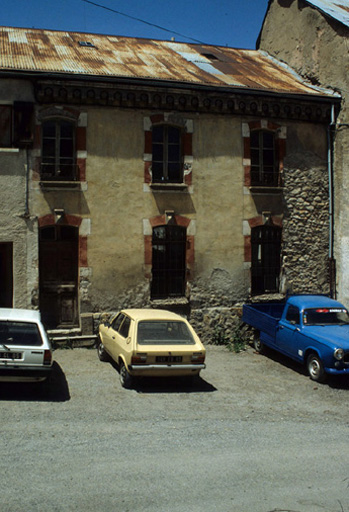 Le Bez. Parcelle 18. Façade sud-est d'une maison transformée au début du siècle. Faux-appareil en briques et pierre de taille peint autour des baies.