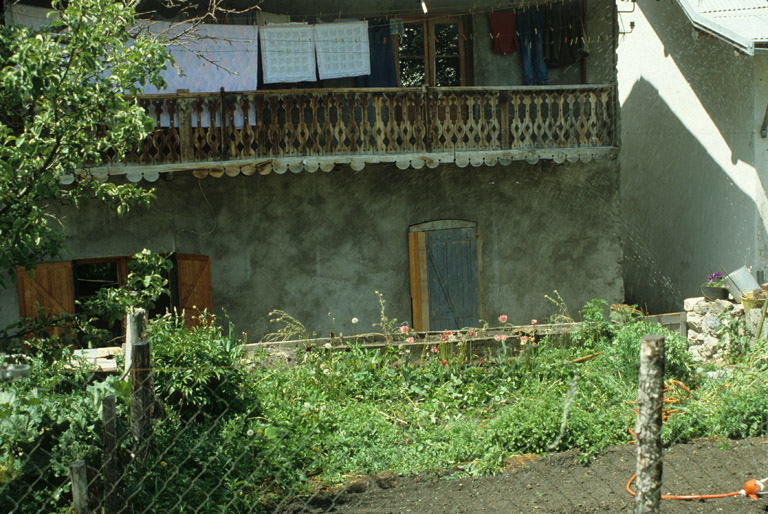 Le Bez. Parcelle 75. Le balcon du premier étage à balustres plats en bois découpé.