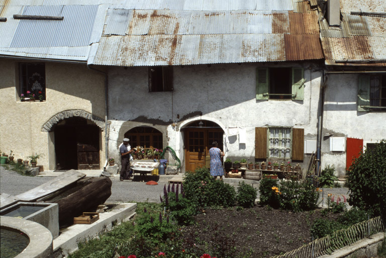 La Salle. parcelles 14-,147,148,151. Alignement de petites maisons à un étage. Façades est. ; Chef-lieu. Petites maison à un étage. Façades est.