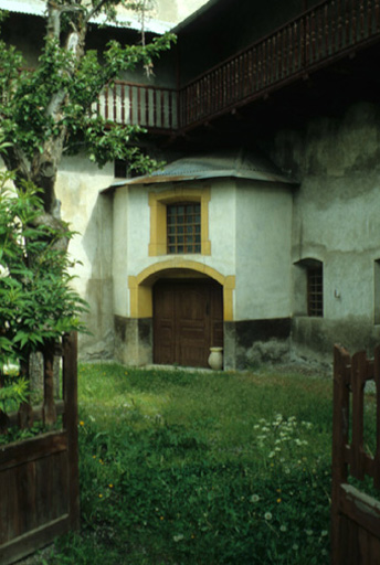 La Chirouze. P. 231. Vue de volume prise du sud-est. Noter la cour hors-oeuvre placée dans l'angle formé par les deux corps de bâtiment et le balcon à balustres en bois tourné.