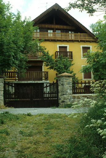 La Chirouze. Parcelle 224. Façade sud d'une maison transformée en résidence de vacances. Noter l'influence de la mode du chalet savoyard dans le traitement du pignon.