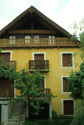La Chirouze. Parcelle 224. Façade sud d'une maison transformée en résidence de vacances. Noter l'influence de la mode du chalet savoyard dans le traitement du pignon.