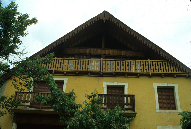 La Chirouze. Parcelle 224. Façade sud d'une maison transformée en résidence de vacances. Noter l'influence de la mode du chalet savoyard dans le traitement du pignon.
