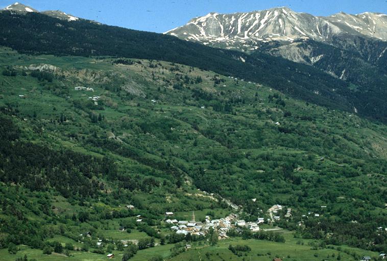 Au premier plan, Chantemerle, au second, le chef-lieu. Vue prise du sud-ouest.
