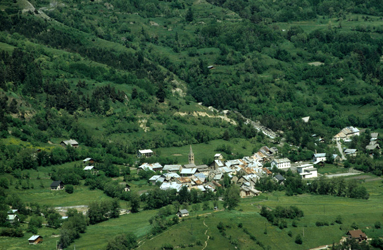 Au premier plan, Chantemerle, au second, le chef-lieu. Vue prise du sud-ouest.