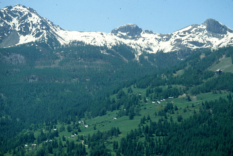 La Salle et Saint-Chaffrey. Les chalets de la rive droite. Vue prise de Puy-Chirouzan.