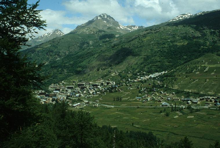 Vue de situation prise du sud.