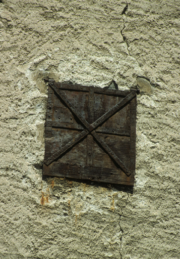 Chef-lieu. Les Aillauds. Parcelle 74. La fenêtre de la grange est fermée par un abattant en métal.