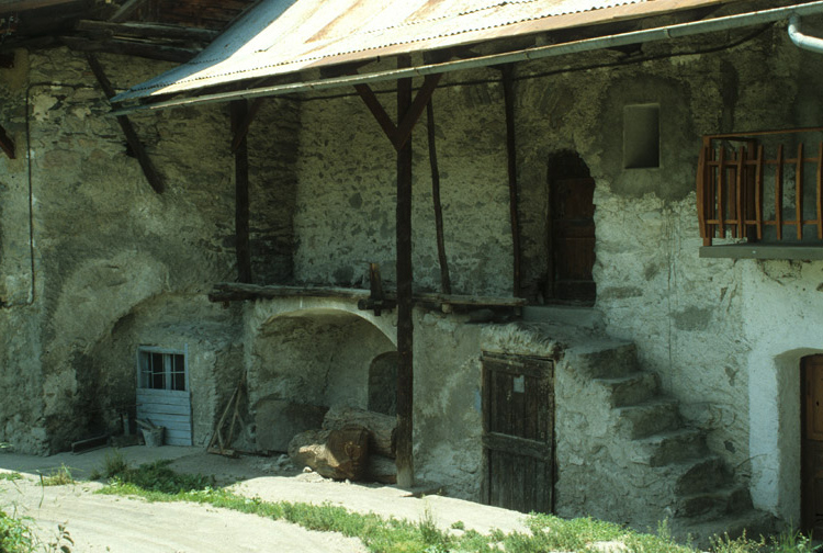 La Salle. Les Aillauds. Parcelle 410. Façade est. L'escalier d'accès à la grange est protégé par un auvent. ; Chef-lieu. Les Aillauds. Parcelle 410. Façade est. L'escalier d'accès à la grange est protégé par un auvent.
