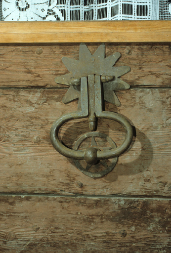 Chantemerle. Parcelle 150. Le loquet de la porte de la court.