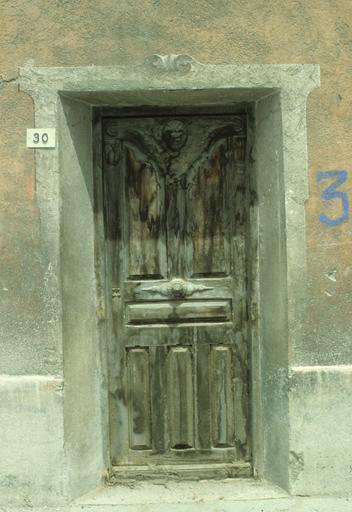 La porte d'entrée et son décor peint.