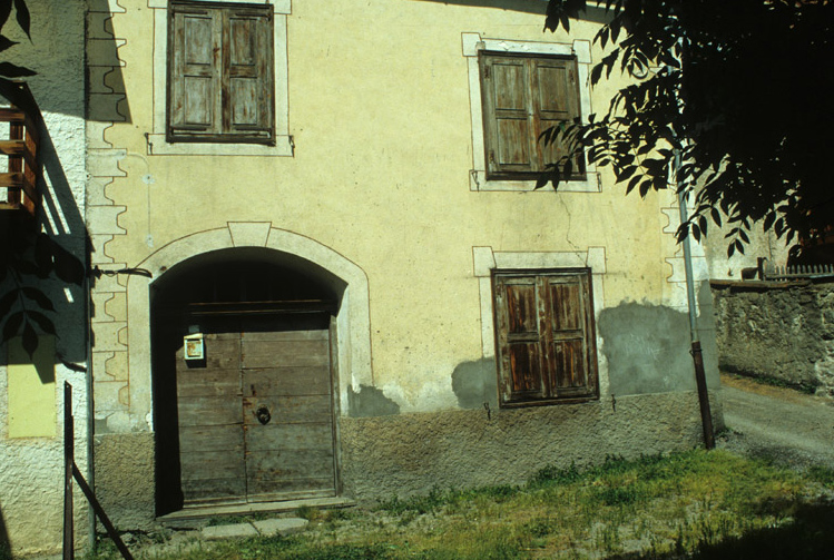 Le Villard-Laté. Parcelle 1087. Façade sud ornée d'un faux-appareil peint en trompe-l'oeil.