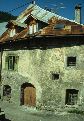 La façade sud était ornée d'un cadran solaire.