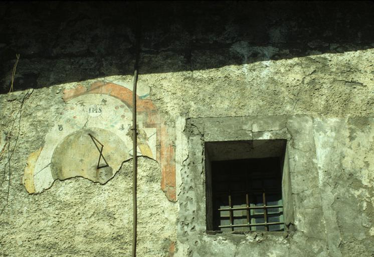 Parcelle 1048. La façade sud était ornée d'un cadran solaire.