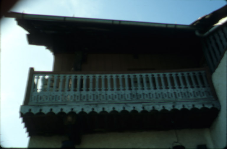 Le Villard-Laté. Parcelle a. Le balcon du premier étage.