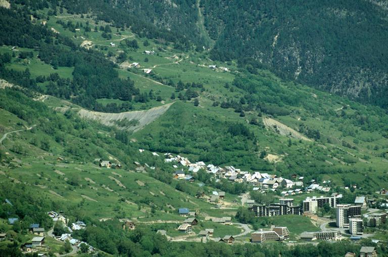 Vue de situation prise du sud.