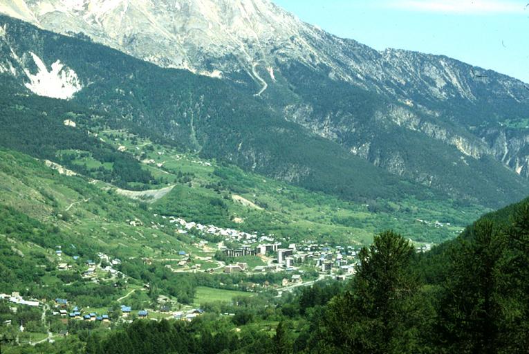 Vue de situation prise du sud.