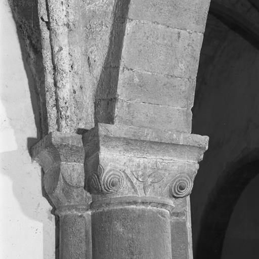 Première chapelle latérale sud. Chapiteaux à la retombée nord-ouest de la voûte.