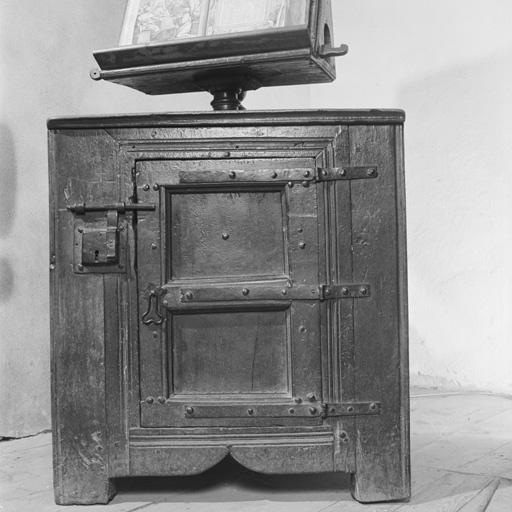 Lutrin à armoire.