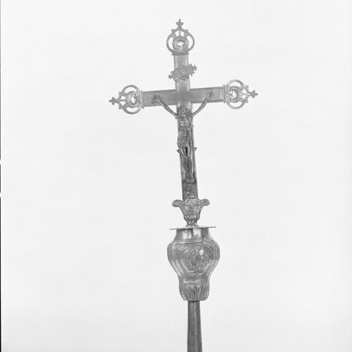 Croix de procession (n° 1).