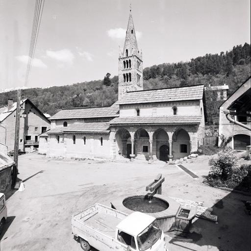 Vue d'ensemble prise du sud-ouest, élévation sud et porche.