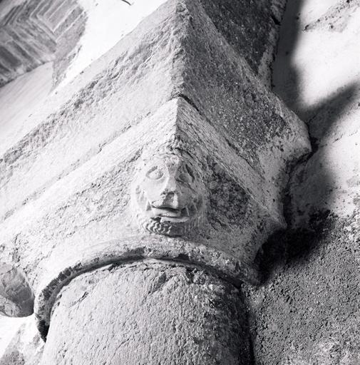 Nef, élévation nord, demi-colonne : angle gauche du chapiteau.