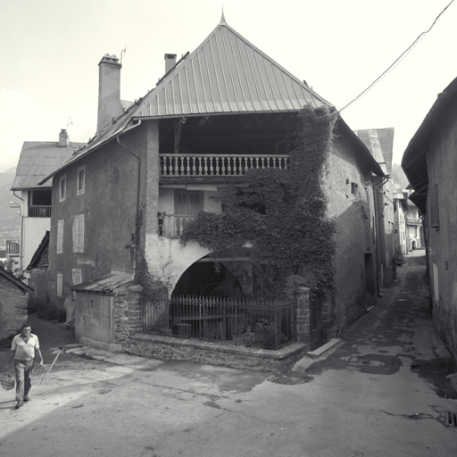 Pont-de-Cervières. Parcelles 219. Façade antérieure. Vue prise sur la place de l'église.