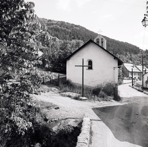 La Salle, chapelle Notre-Dame-d'Espérance. Vue générale prise du sud : chevet. ; La Salle-les-Alpes. Chapelle Notre-Dame-de-l'Espérance. Vue générale prise du sud : chevet.