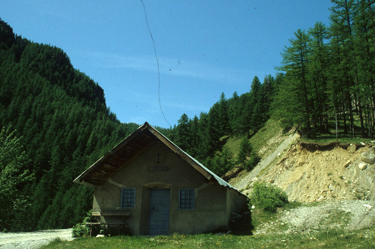 La Salle, le Bez, chapelle Sainte-Elisabeth. ; La Salle-les-Alpes. Le Bez. Chapelle Sainte-Elisabeth. Vue générale.