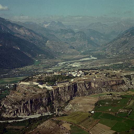 Vue aérienne prise du sud-sud-est.