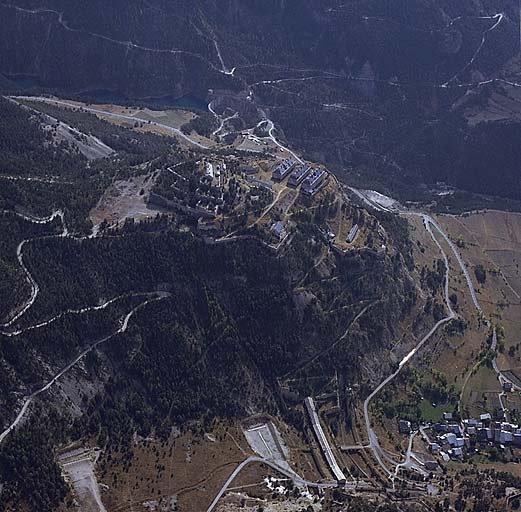 Vue aérienne prise du nord. En avant, et au pied, communication Y et village de Fontchristiane. En arrière, lac du pont Baldy.