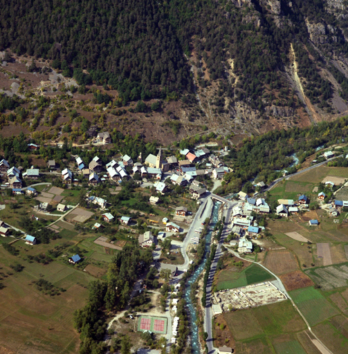 Vue aérienne oblique, prise du sud-est.