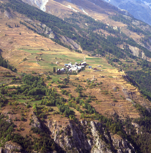 Puy-Aillaud. Vue aérienne oblique, prise de l'est.