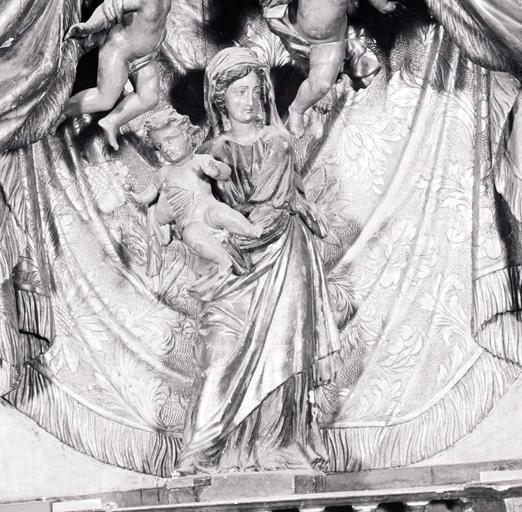 Détail, statuette : Vierge à l'Enfant.