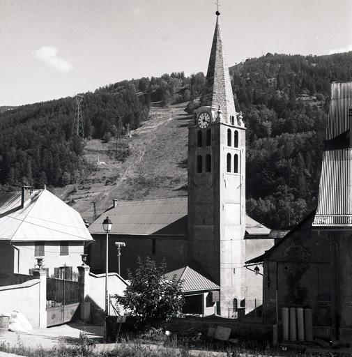 Vue générale prise du nord-est, vue d'ensemble du clocher.