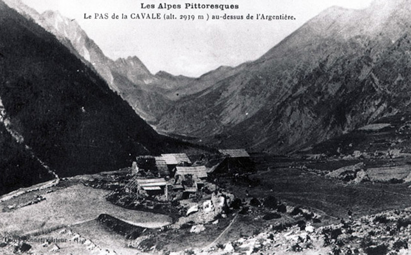 Groupe de chalets d'estive en contrebas du Pas de la Cavale, col d'altitude (2735 m) qui relie la vallée du Fournel (L'Argentière-la-Bessée) à celle du Drac Blanc (Champoléon). Les toitures en chaume et en bardeaux de ces chalets aujourd'hui disparus étaient déjà en fort mauvais état.