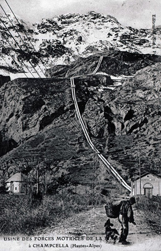 L'usine électrique des forces motrices de la Biaisse, les conduites forcées et la chapelle Saint-Laurent. Vue prise de l'est vers l'ouest.