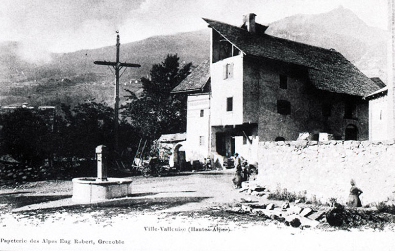 Ville-Vallouise (Hautes-Alpes). [Fontaine n°1. Vue d'ensemble. Noter le lavoir à droite.]