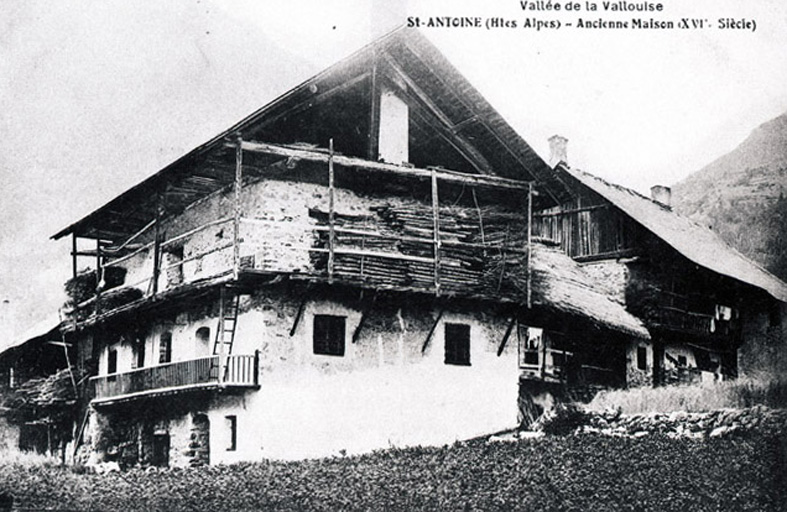 Vallée de la Vallouise. St-Antoine (Htes Alpes). Ancienne maison (XVIe siècle). Noter le pignon ouvert et l'importance des balcons.